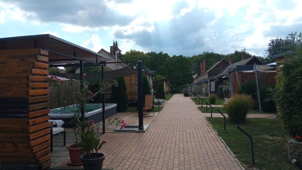 Green Corner Wellness Püspökladány Екстериор снимка